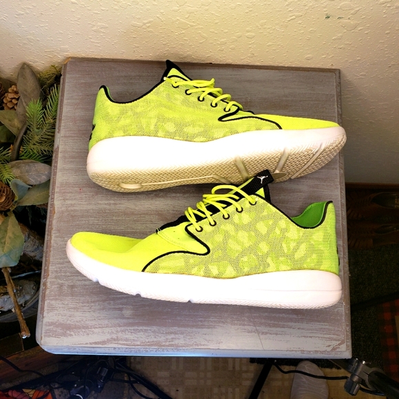 Nike Air Jordan Eclipse Neon Green Men's Shoes Size 9.5 (A3) - Picture 1 of 9